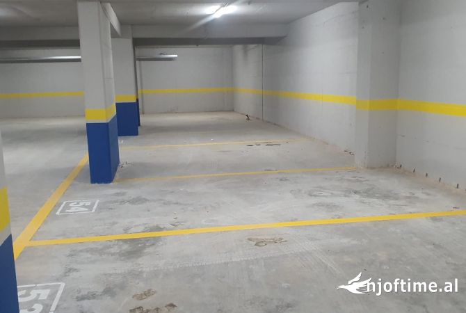 Ambient biznesi me qera 4+1 ne Tirane - 4,500 Leke
