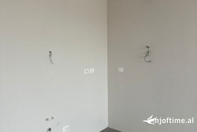 Jepen Ambjente me Qera per Zyra tek Rruga e Kosovarve tek Lake View