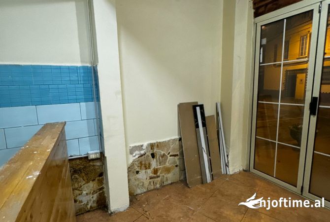 Ambient biznesi me qera 2+1 ne Tirane - 600 Euro