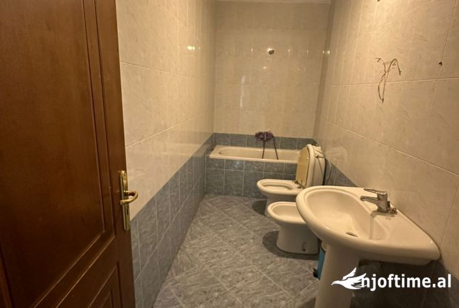 Ambient biznesi me qera 3+1 ne Tirane - 2,500 Euro