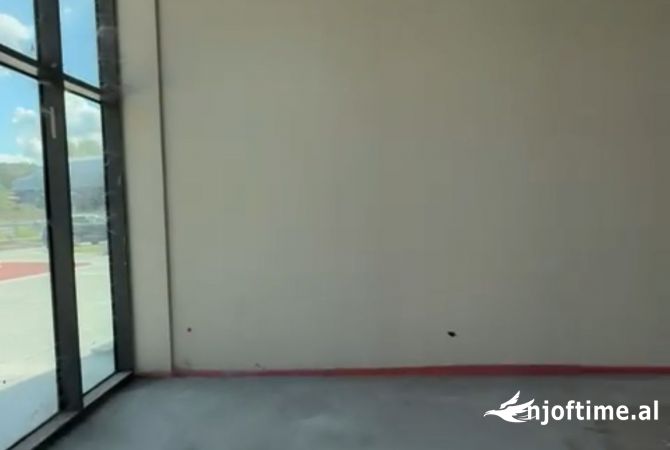 Ambient biznesi me qera 2+1 ne Tirane - 2,600 Euro