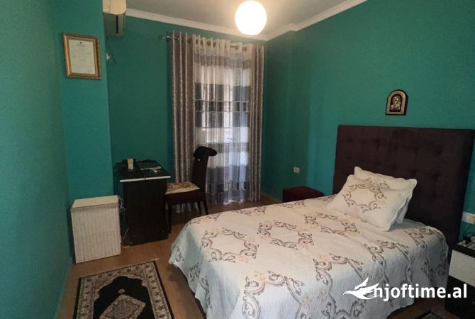 Shtepi ne shitje Apartament ne Tirane, 3+1, Mobilimi E mobiluar, Pagesa 185,000  Euro.