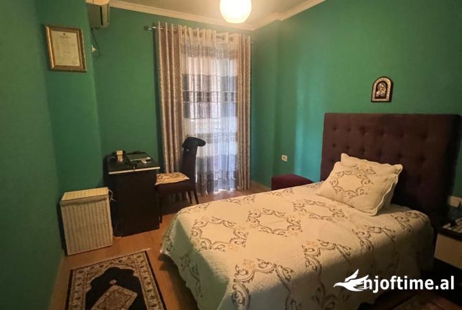 Shtepi ne shitje Apartament ne Tirane, 3+1, Mobilimi E mobiluar, Pagesa 185,000  Euro.