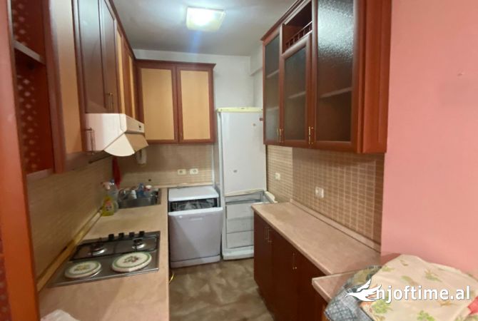 Shtepi ne shitje Apartament ne Tirane, 2+1, Mobilimi E mobiluar, Pagesa 120,000  Euro.