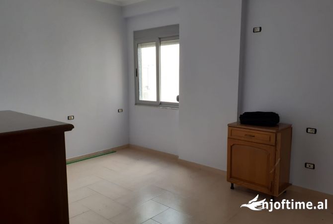 Shtepi ne shitje Apartament ne Tirane, 2+1, Mobilimi Pjeserisht e mobiluar, Pagesa 155,000  Euro.