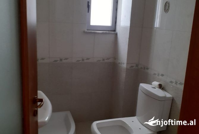 Shtepi ne shitje Apartament ne Tirane, 2+1, Mobilimi Pjeserisht e mobiluar, Pagesa 155,000  Euro.