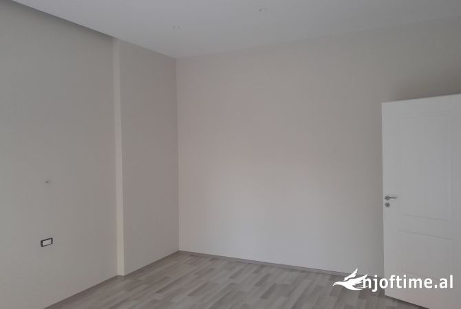 Shtepi ne shitje Apartament ne Tirane, 2+1, Mobilimi Bosh, pa mobiluar, Pagesa 128,300  Euro.