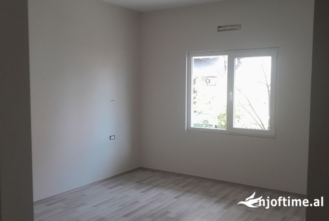 Shtepi ne shitje Apartament ne Tirane, 2+1, Mobilimi Bosh, pa mobiluar, Pagesa 128,300  Euro.