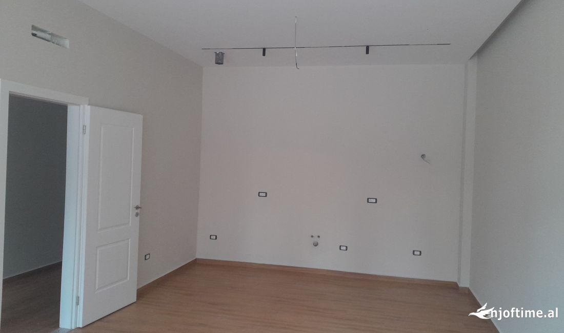 Shtepi ne shitje Apartament ne Tirane, 2+1, Mobilimi Bosh, pa mobiluar, Pagesa 128,300  Euro.