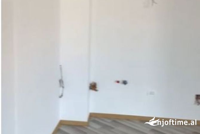 Shtepi ne shitje Apartament ne Tirane, 2+1, Mobilimi Bosh, pa mobiluar, Pagesa 132,000  Euro.