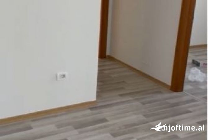 Shtepi ne shitje Apartament ne Tirane, 2+1, Mobilimi Bosh, pa mobiluar, Pagesa 132,000  Euro.
