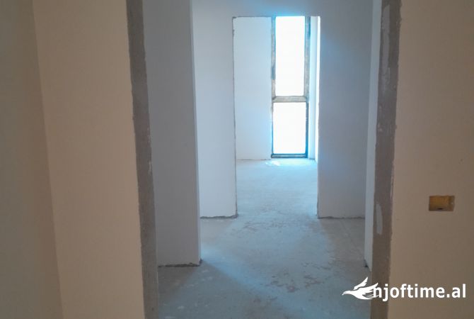 Shtepi ne shitje Apartament ne Tirane, 2+1, Mobilimi Bosh, pa mobiluar, Pagesa 147,000  Euro.