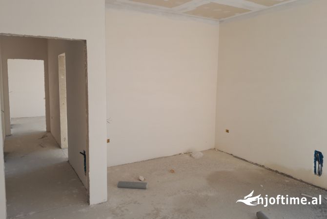 Shtepi ne shitje Apartament ne Tirane, 2+1, Mobilimi Bosh, pa mobiluar, Pagesa 176,400  Euro.