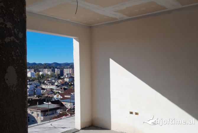 Shtepi ne shitje Apartament ne Tirane, 2+1, Mobilimi Bosh, pa mobiluar, Pagesa 176,400  Euro.