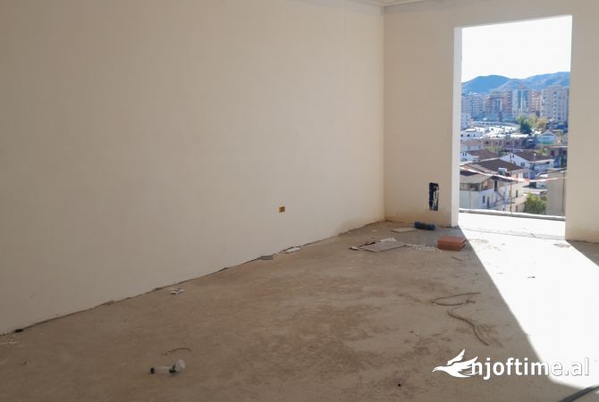 Shtepi ne shitje Apartament ne Tirane, 2+1, Mobilimi Bosh, pa mobiluar, Pagesa 168,800  Euro.