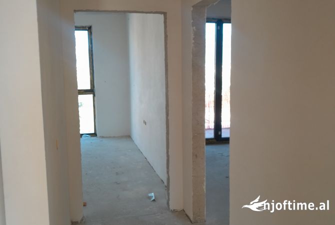 Shtepi ne shitje Apartament ne Tirane, 2+1, Mobilimi Bosh, pa mobiluar, Pagesa 168,800  Euro.