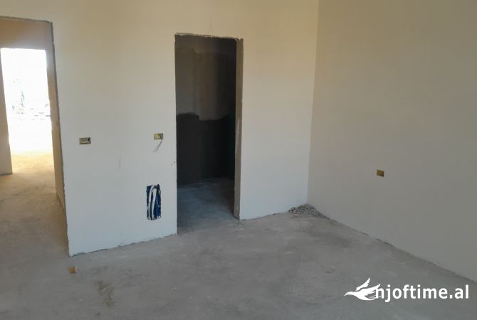 Shtepi ne shitje Apartament ne Tirane, 2+1, Mobilimi Bosh, pa mobiluar, Pagesa 168,800  Euro.