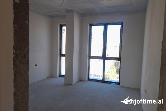 Shtepi ne shitje Apartament ne Tirane, 2+1, Mobilimi Bosh, pa mobiluar, Pagesa 168,800  Euro.