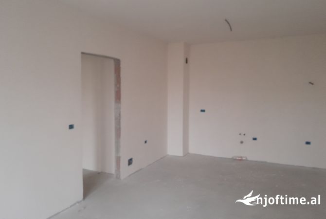 Shtepi ne shitje Apartament ne Tirane, 2+1, Mobilimi Bosh, pa mobiluar, Pagesa 187,900  Euro.