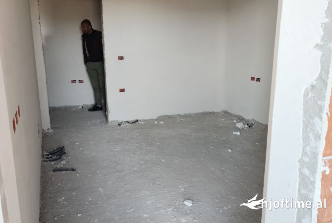 Shtepi ne shitje Apartament ne Tirane, 2+1, Mobilimi Bosh, pa mobiluar, Pagesa 60,000  Euro.
