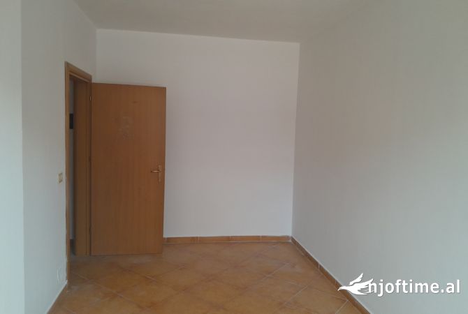 Shtepi ne shitje Apartament ne Tirane, 2+1, Mobilimi Bosh, pa mobiluar, Pagesa 131,000  Euro.