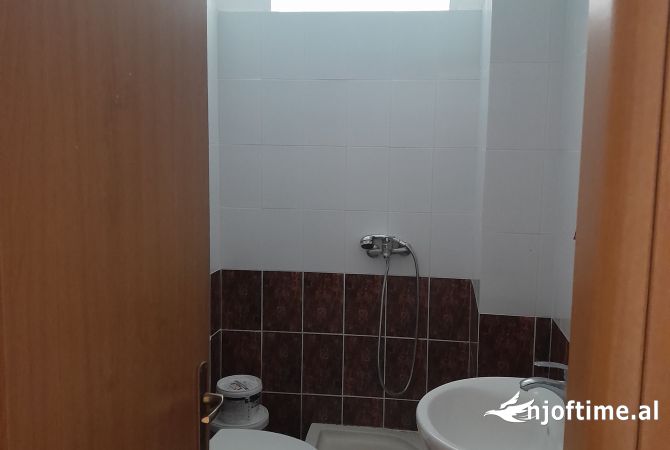 Shtepi ne shitje Apartament ne Tirane, 2+1, Mobilimi Bosh, pa mobiluar, Pagesa 131,000  Euro.