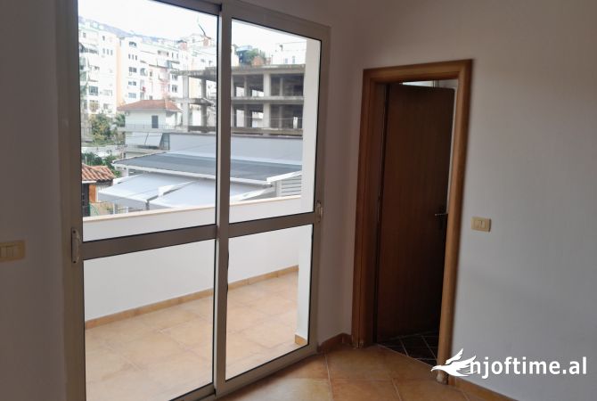 Shtepi ne shitje Apartament ne Tirane, 2+1, Mobilimi Bosh, pa mobiluar, Pagesa 131,000  Euro.