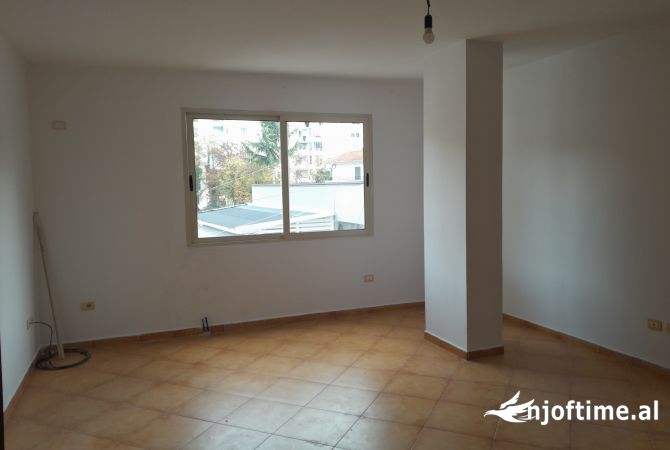 Shtepi ne shitje Apartament ne Tirane, 2+1, Mobilimi Bosh, pa mobiluar, Pagesa 131,000  Euro.