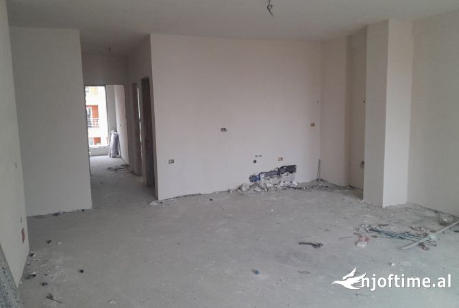 Shtepi ne shitje Apartament ne Tirane, 2+1, Mobilimi Bosh, pa mobiluar, Pagesa 173,910  Euro.