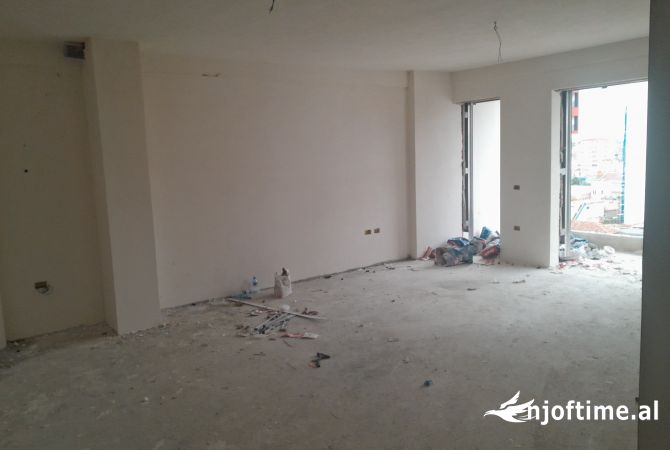 Shtepi ne shitje Apartament ne Tirane, 2+1, Mobilimi Bosh, pa mobiluar, Pagesa 173,910  Euro.