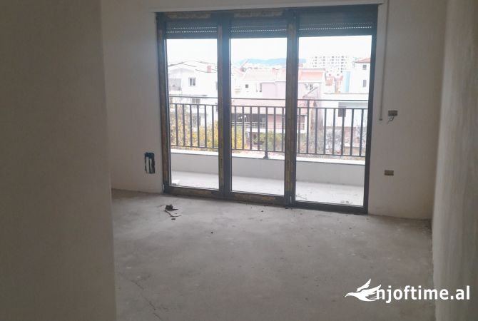 Shtepi ne shitje Apartament ne Tirane, 3+1, Mobilimi Bosh, pa mobiluar, Pagesa 197,780  Euro.