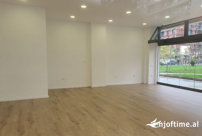 Jepet  Ambjent Biznesi me Qera Tek Kompleksi Fiori di Bosko