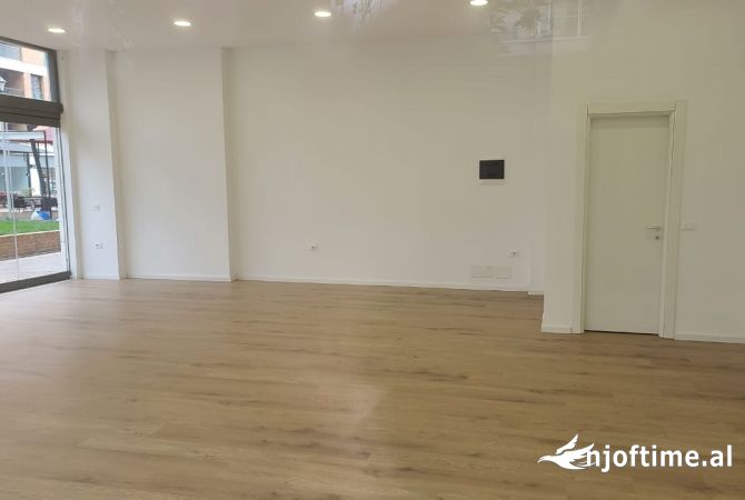 Jepet  Ambjent Biznesi me Qera Tek Kompleksi Fiori di Bosko