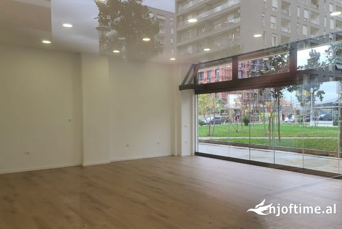 Jepet  Ambjent Biznesi me Qera Tek Kompleksi Fiori di Bosko