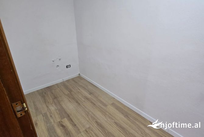 Shtepi ne shitje Apartament ne Tirane, 2+1, Mobilimi Bosh, pa mobiluar, Pagesa 138,000  Euro.