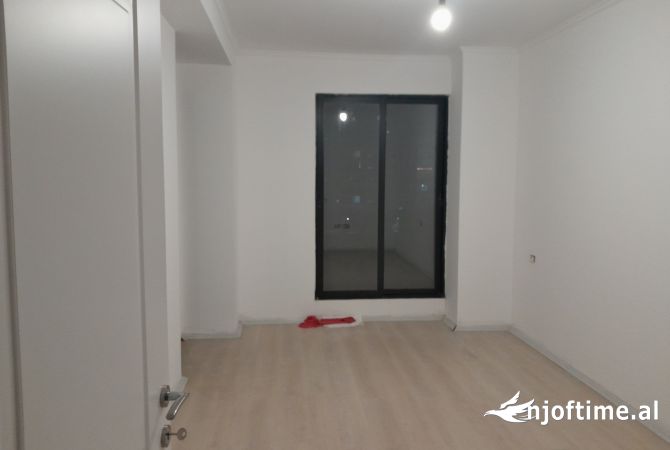 Shtepi ne shitje Apartament ne Tirane, 2+1, Mobilimi Bosh, pa mobiluar, Pagesa 154,000  Euro.