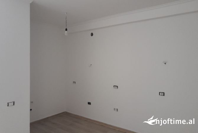 Shtepi ne shitje Apartament ne Tirane, 2+1, Mobilimi Bosh, pa mobiluar, Pagesa 154,000  Euro.