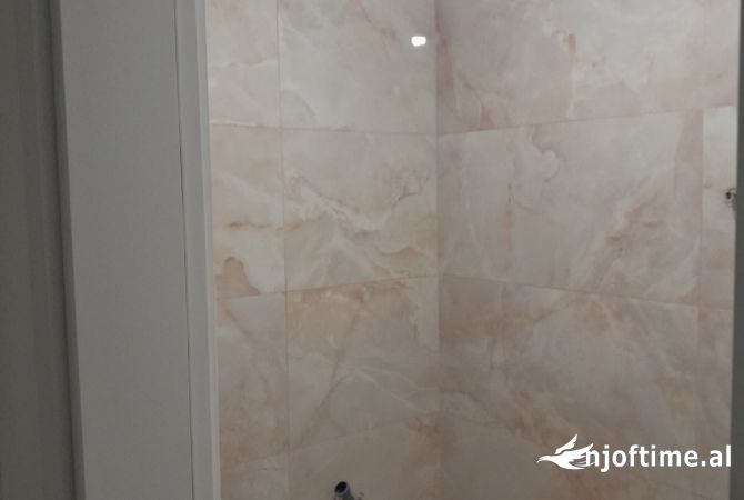 Shtepi ne shitje Apartament ne Tirane, 2+1, Mobilimi Bosh, pa mobiluar, Pagesa 154,000  Euro.