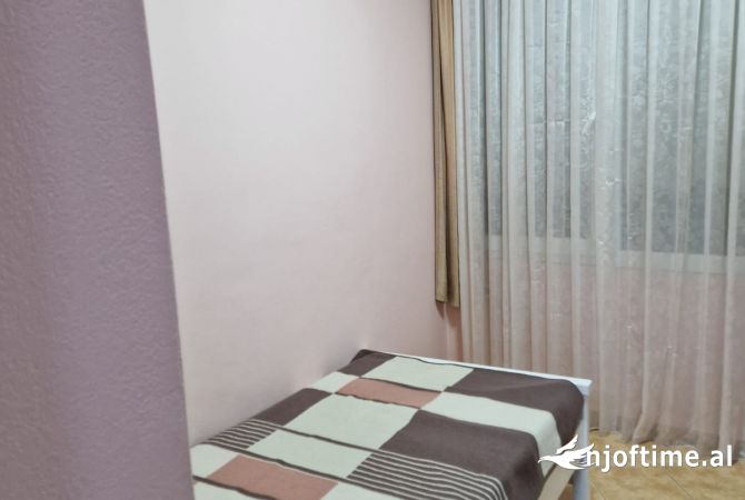 Shtepi me qera Apartament ne Tirane, 3+1, Mobilimi E mobiluar, Pagesa 800  Euro.