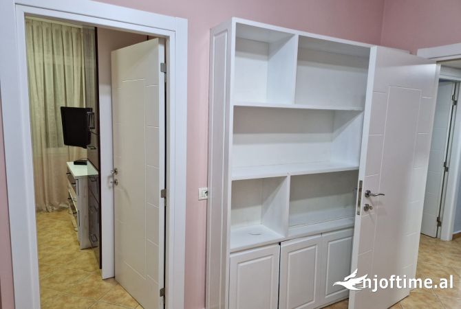 Shtepi me qera Apartament ne Tirane, 3+1, Mobilimi E mobiluar, Pagesa 800  Euro.