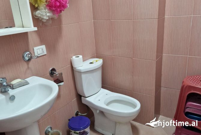 Shtepi me qera Apartament ne Tirane, 3+1, Mobilimi E mobiluar, Pagesa 800  Euro.