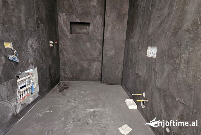 Shtepi ne shitje Apartament ne Tirane, 2+1, Mobilimi Bosh, pa mobiluar, Pagesa 272,850  Euro.