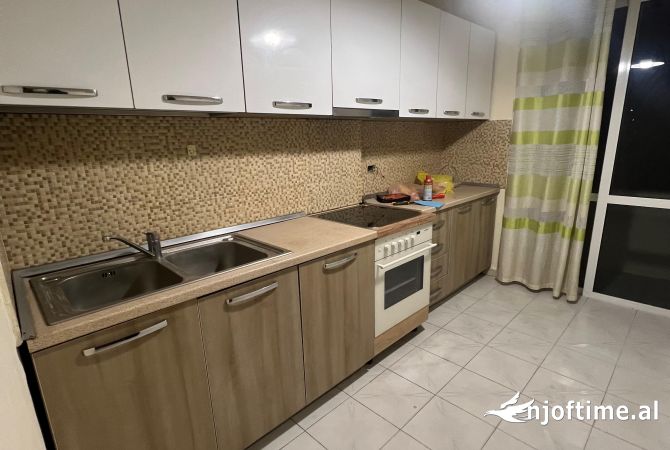 Shtepi me qera Apartament ne Tirane, 2+1, Mobilimi E mobiluar, Pagesa 650  Euro.