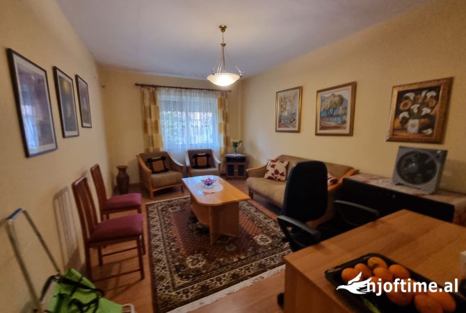 Ambient biznesi me qera 3+1 ne Tirane - 200 Euro