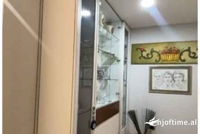 Shtepi ne shitje Apartament ne Tirane, 2+1, Mobilimi E mobiluar, Pagesa 260,000  Euro.