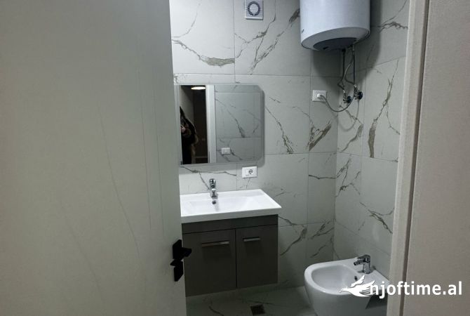Shtepi me qera Apartament ne Tirane, 3+1, Mobilimi E mobiluar, Pagesa 450  Euro.
