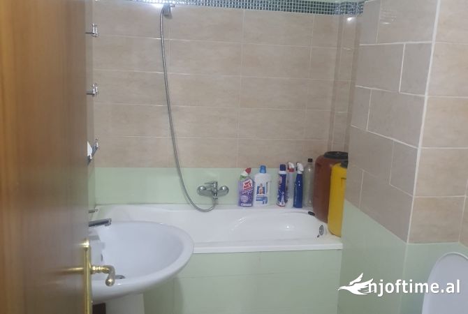 Shtepi ne shitje Apartament ne Tirane, 2+1, Mobilimi E mobiluar, Pagesa 110,000  Euro.
