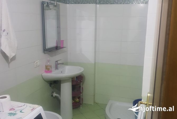 Shtepi ne shitje Apartament ne Tirane, 2+1, Mobilimi E mobiluar, Pagesa 110,000  Euro.