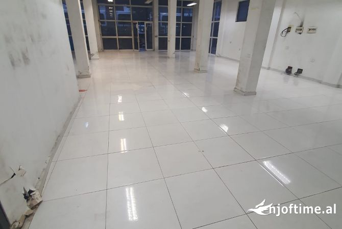 🔥Jepet Super Ambjent me Qera  Per  Biznes  ne Bulevardin Blu,  Qender ne Kamez.