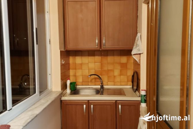 Shtepi ne shitje Apartament ne Tirane, 2+1, Mobilimi E mobiluar, Pagesa 125,000  Euro.